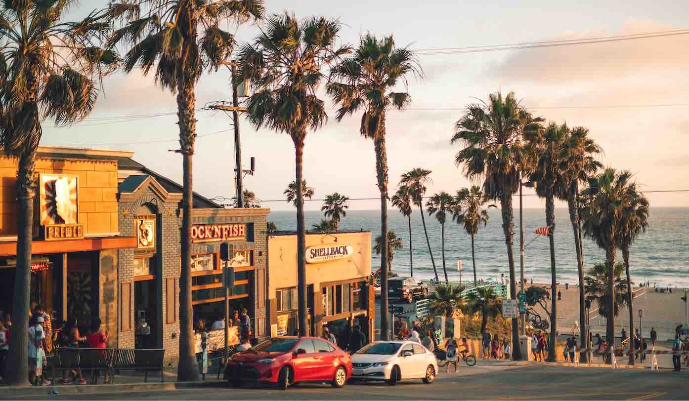 downtown-manhattan-beach-restaurants-and-palm-trees