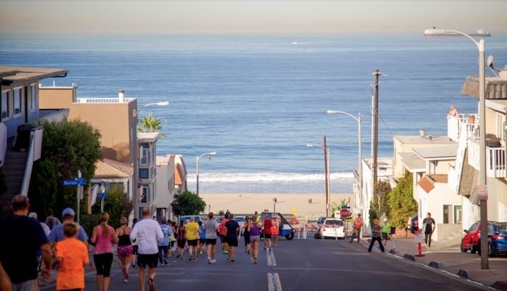 manhattan-beach-10k-runners-toward-ocean-on-rosecrans