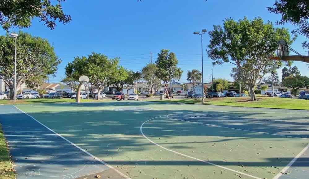 marine-avenue-park-basketball-court